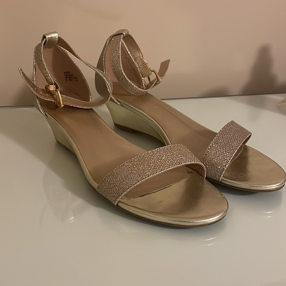 DREAM PAIRS Women's Ingrid Ankle Strap Low Wedge Sandal - Picture 5 of 10